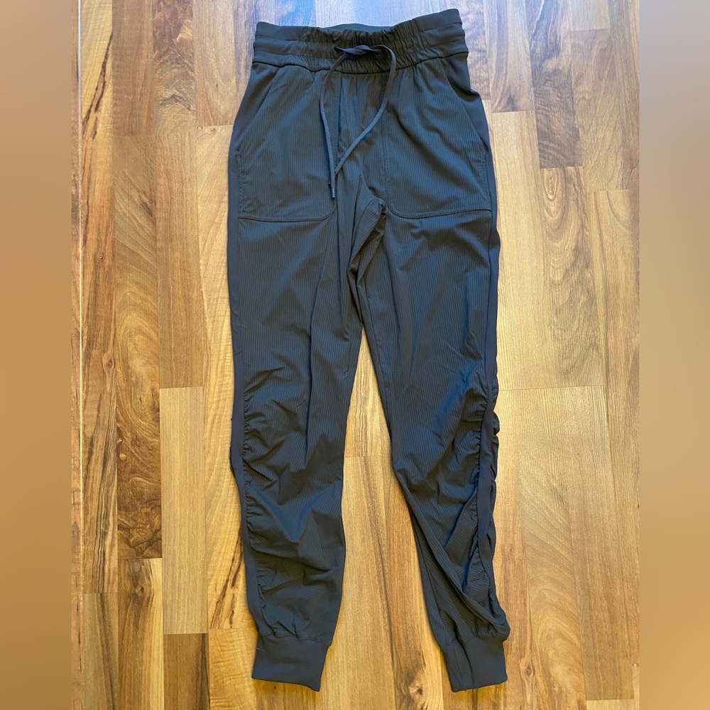 Lululemon athletica. Dance Studio Mid-Rise Jogger. Size 4. Grey Striped.